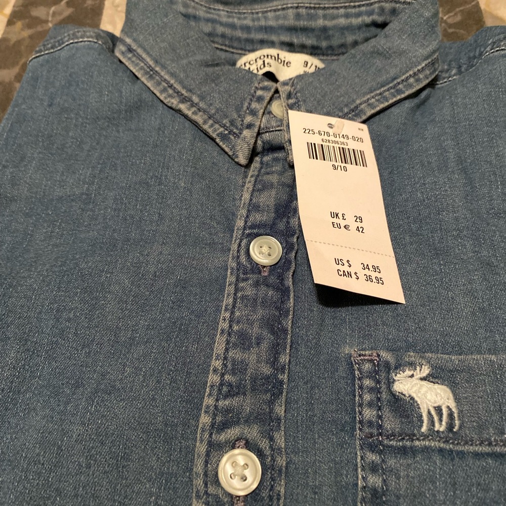 Brand new short sleeve cotton shirt for boys. Size 9/10 took out package for pic